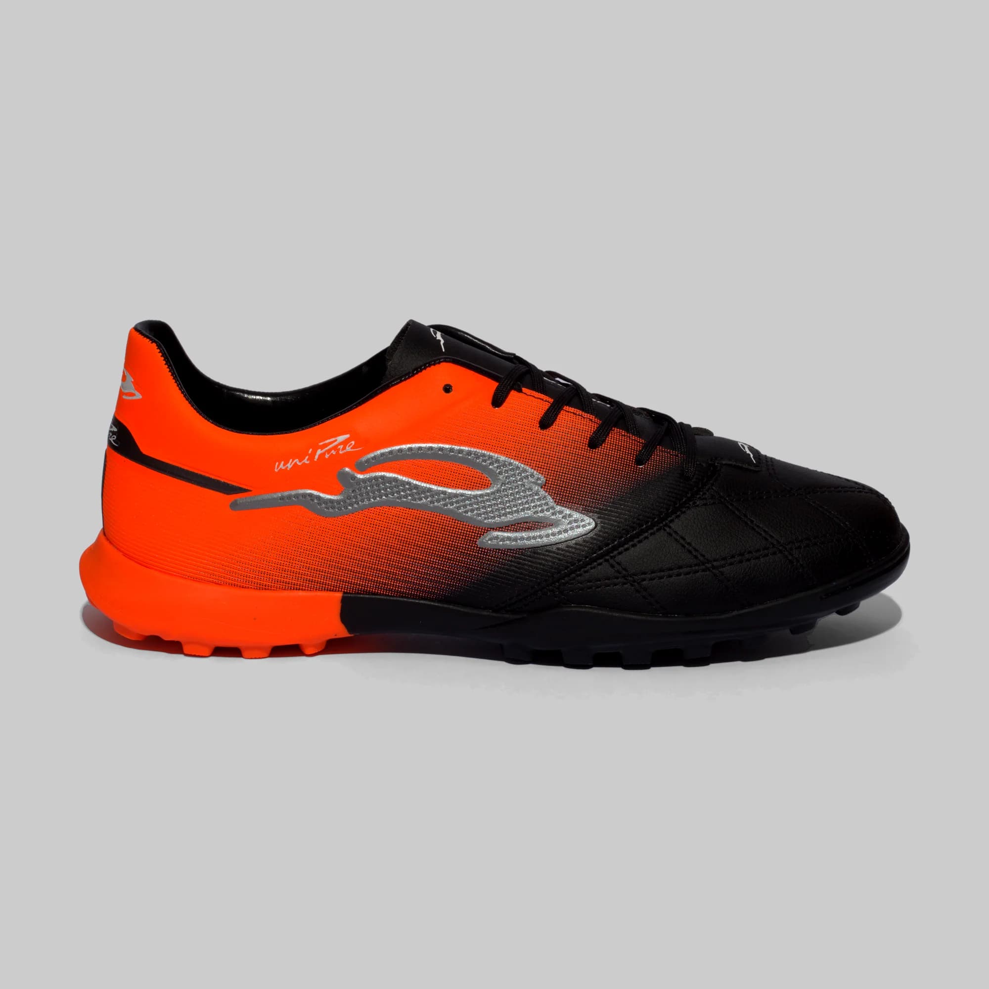 Estilo 3112 Negro Naranja Turf, vista lateral